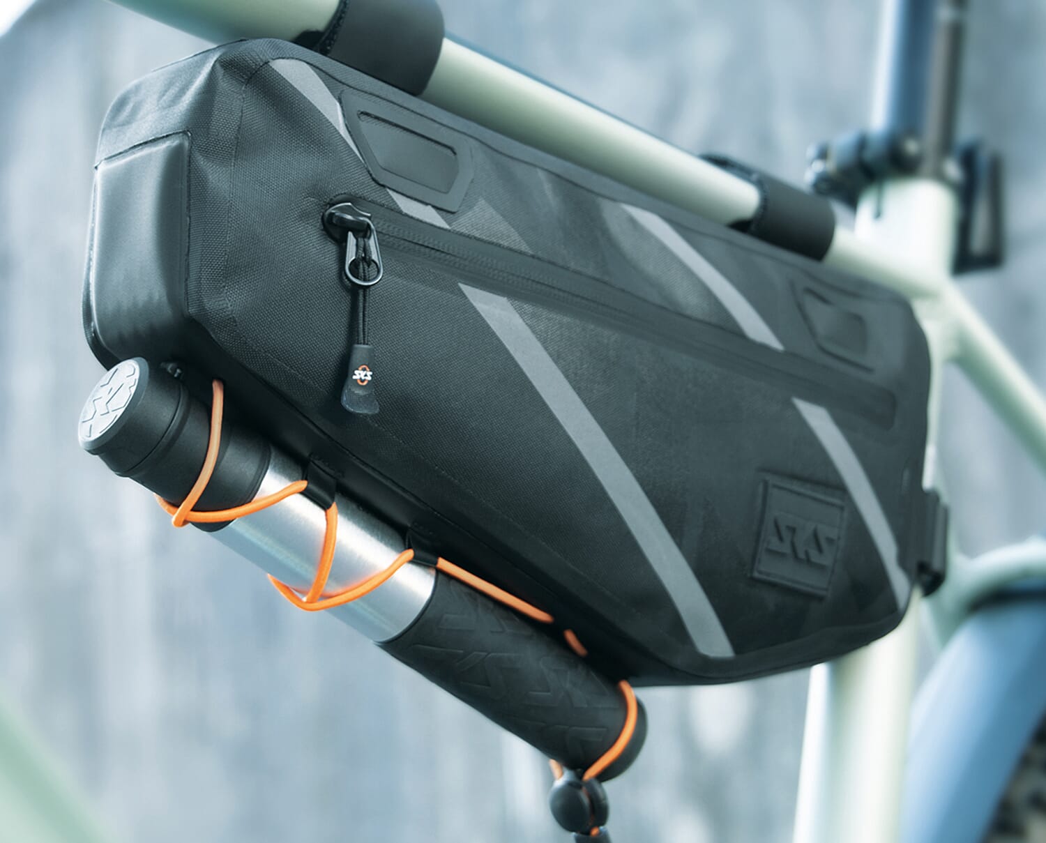 SKS Explorer Frame Bag 2.7 litre frame bag - Action with air pump