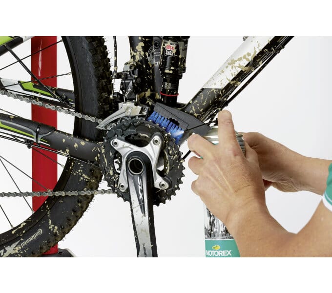 Motorex Easy Clean Ketten- und Teilreiniger im Einsatz