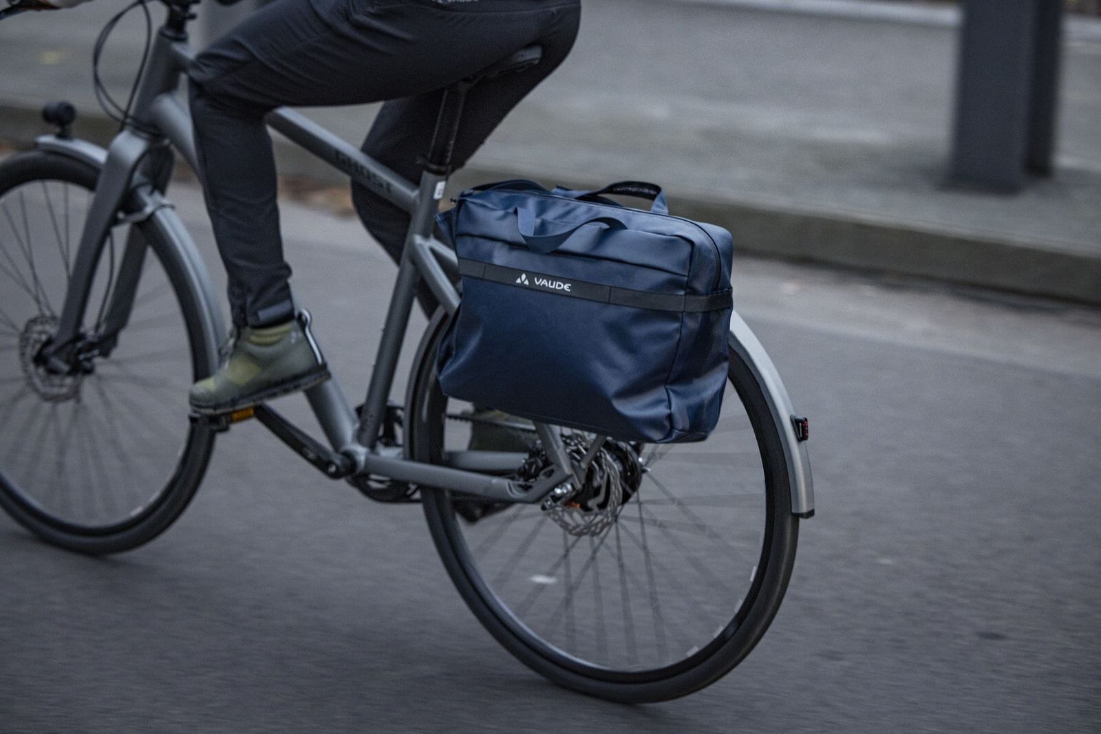 Mineo Commuter Briefcase 17 action