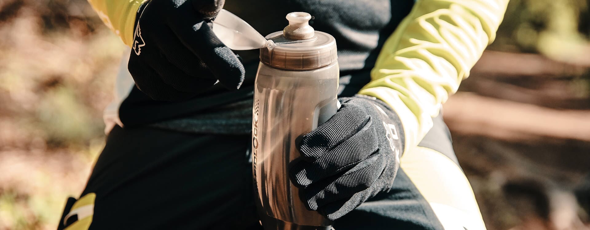 Fidlock Twist Bottle 590 drinking bottle+Bike Base action