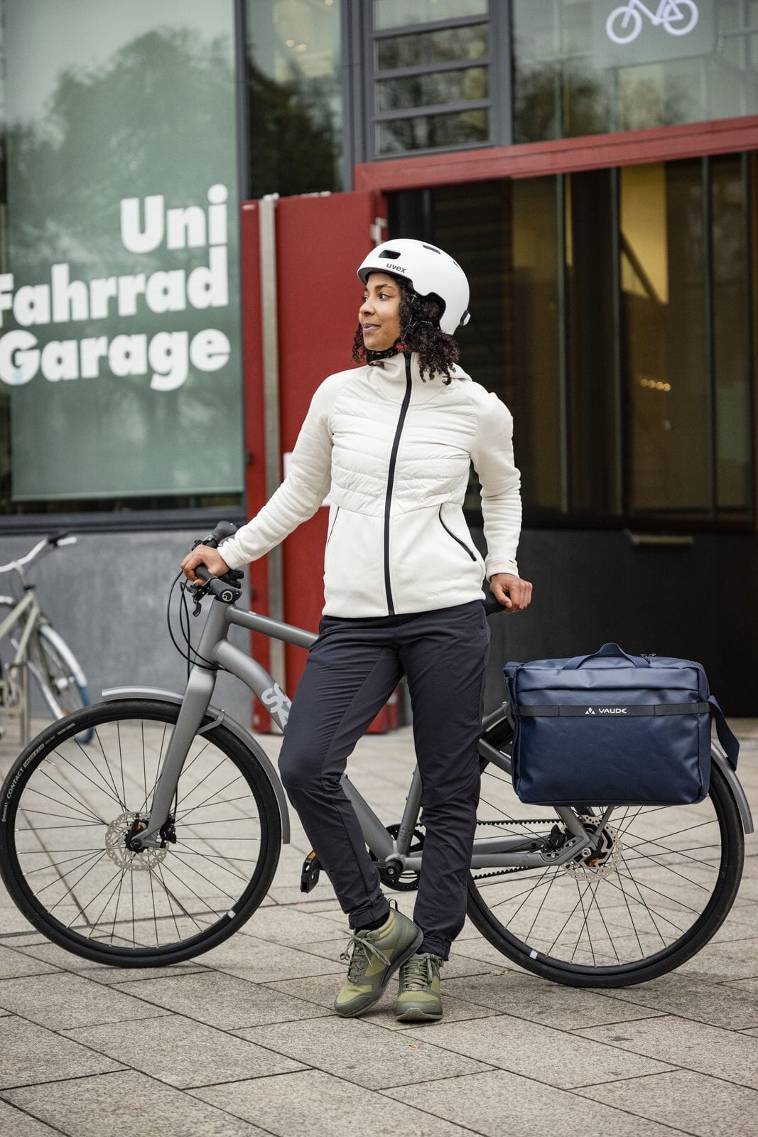 Mineo Commuter Briefcase 17 action 2
